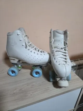 Pattini a 4 ruote bianchi