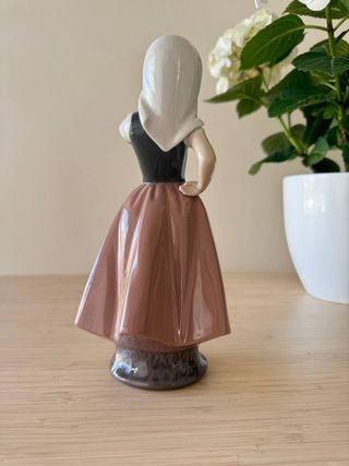 Figura Nao by Lladró Niña Pensativa