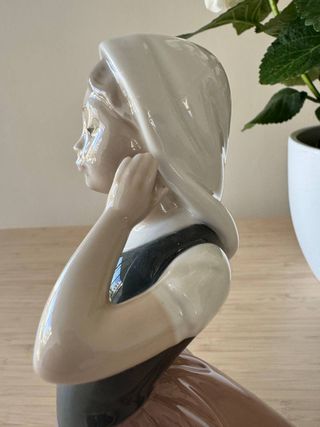 Figura Nao by Lladró Niña Pensativa