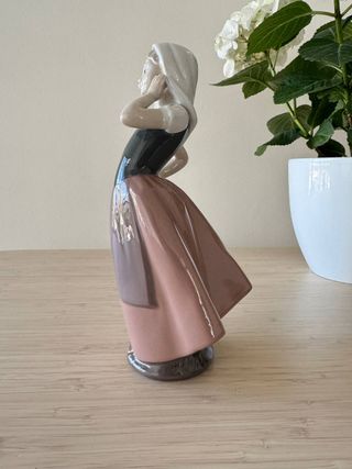 Figura Nao by Lladró Niña Pensativa