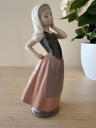 Figura Nao by Lladró Niña Pensativa