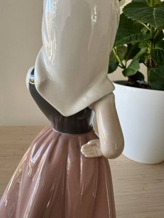 Figura Nao by Lladró Niña Pensativa