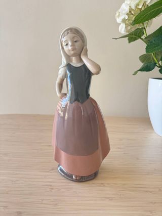 Figura Nao by Lladró Niña Pensativa