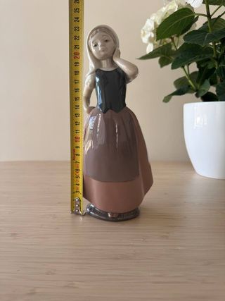Figura Nao by Lladró Niña Pensativa