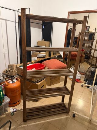 Estantería de madera y metal