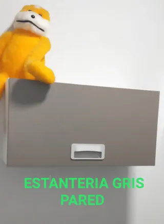 Estantería gris de pared