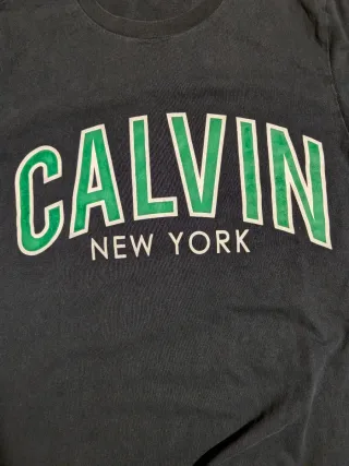 Camiseta Calvin Klein Negra con Logo Verde