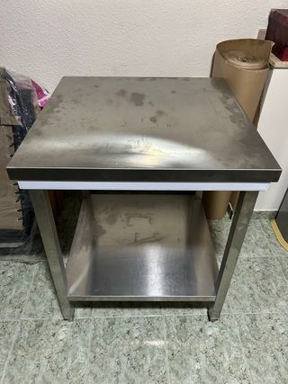 Mesa de acero inoxidable con estante