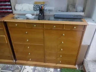 Cajonera de madera con tiradores dorados