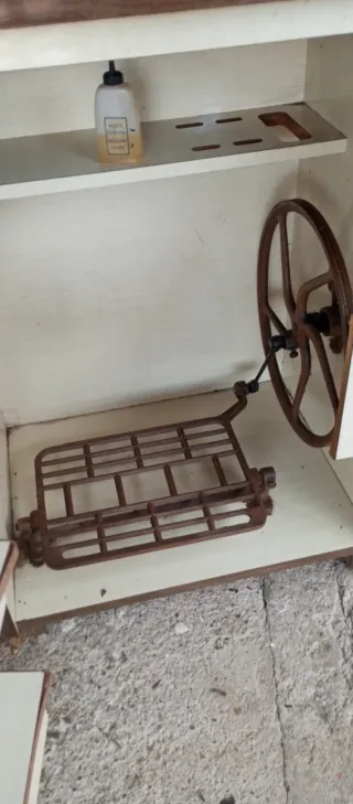 Máquina de coser Sigma antigua con pedal
