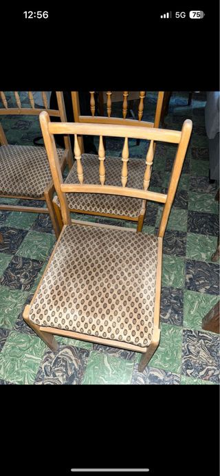 Sillas retro de madera y tela