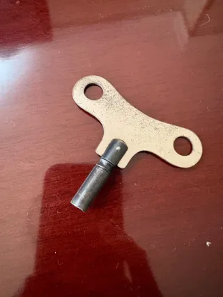 Reloj de pared antiguo de madera