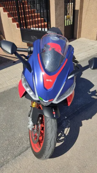 Moto Aprilia RS 660 Sportbike Roja y Azul
