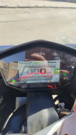 Moto Aprilia RS 660 Sportbike Roja y Azul