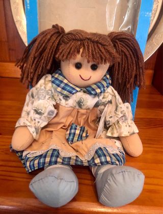 Muñeca de trapo con pelo castaño y vestido
