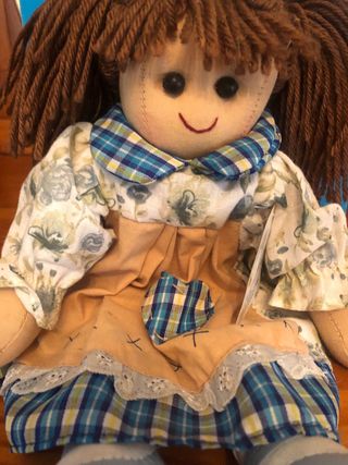 Muñeca de trapo con pelo castaño y vestido