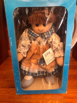 Muñeca de trapo con pelo castaño y vestido