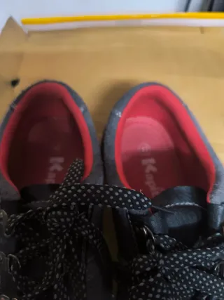 Zapatos de trabajo Kapital grises y rojos