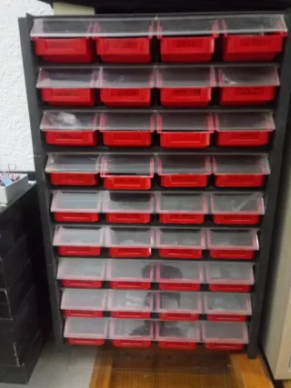 Clasificadora de productos con cajones rojos