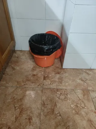 Cubo de basura naranja y negro