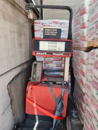 Surtidor de combustible diésel antiguo