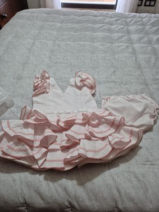 Traje de flamenca rosa y blanco