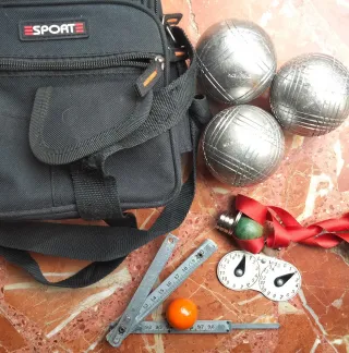 Set completo per giocare a bocce. 3 sfere, magnete