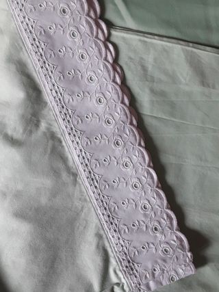 Juego de sábanas verde con encaje