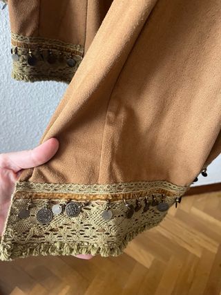 Blazer marrón con detalle de monedas