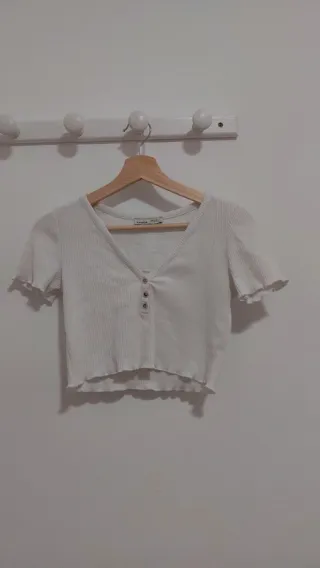 Top blanco cuello V con botones