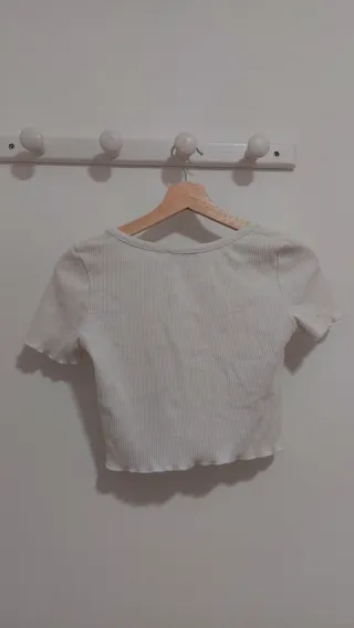 Top blanco cuello V con botones