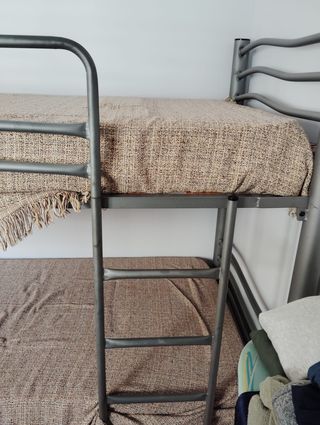 Litera metálica gris y beige