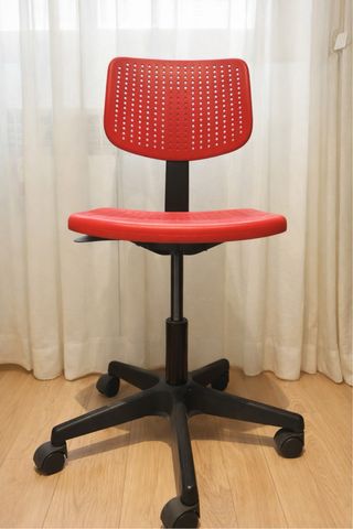 Silla de oficina roja con ruedas