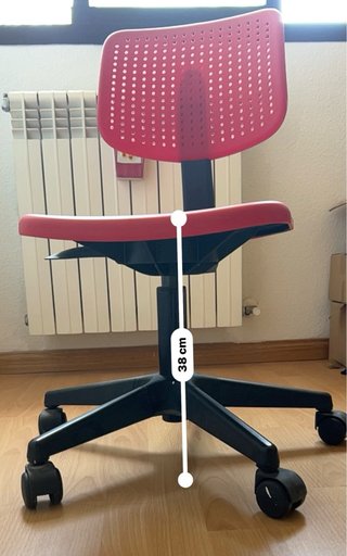 Silla de oficina roja con ruedas