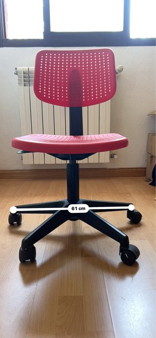 Silla de oficina roja con ruedas