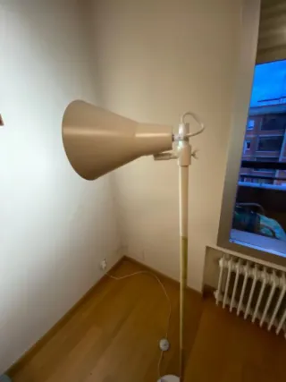 Lampada da terra beige e bianca