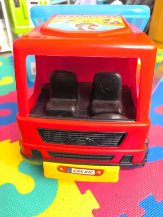 Camión de juguete con bloques