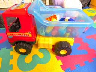 Camión de juguete con bloques