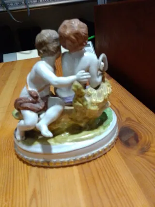 Figura de porcelana de dos querubines