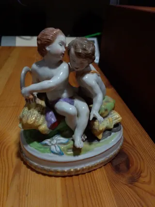 Figura de porcelana de dos querubines