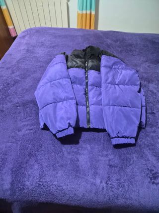 Cazadora acolchada morada y negra