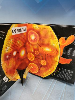 Un viaje a través del espacio en pop-up, un libro en 3D