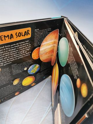 Un viaje a través del espacio en pop-up, un libro en 3D