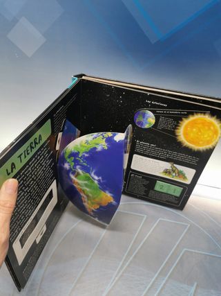 Un viaje a través del espacio en pop-up, un libro en 3D