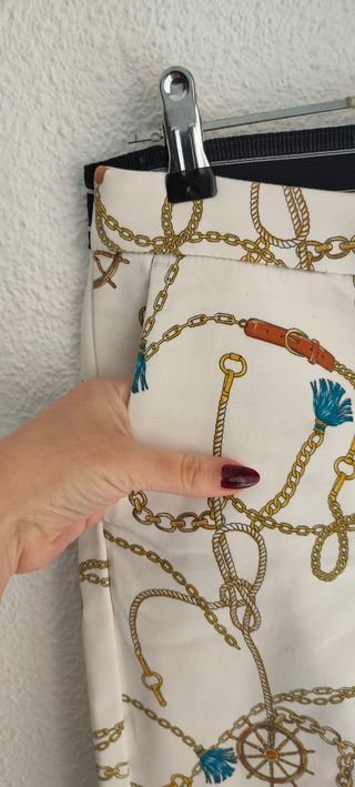 Elegante pantalón pitillo blanco con motivos navy