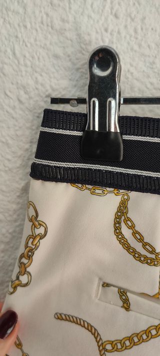 Elegante pantalón pitillo blanco con motivos navy