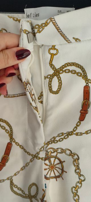 Elegante pantalón pitillo blanco con motivos navy