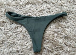Bikini Shein verde oliva con volantes