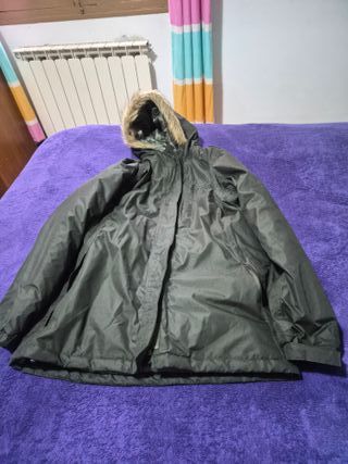 Cazadora negra con capucha y pelo