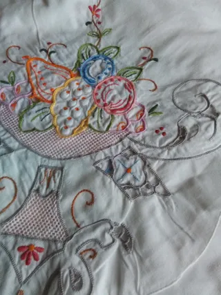 Mantelería antigua bordada